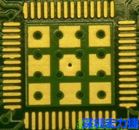 這個(gè)通孔的設(shè)計(jì)勉強(qiáng)可以接受，只剩下正中間一個(gè)通孔沒有塞孔，而且孔徑也變小了。