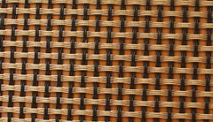 圖片只是示意圖，并不是真正的玻纖布，基本上由經緯兩股材料交錯編織而成，經緯的交錯間如果有空隙，就容易藏水分，所以一般會以透氣性來檢查其密合度。