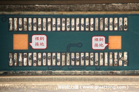 把板對(duì)板連接器全部移除，發(fā)現(xiàn)其下方板子共有兩個(gè)裸銅的方形設(shè)計(jì)。