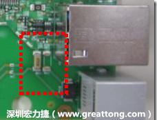 有人認(rèn)為電容旁邊已經(jīng)有螺絲將電路板固定于機(jī)殼上了，不應(yīng)該發(fā)生電路板彎曲的現(xiàn)象才對。