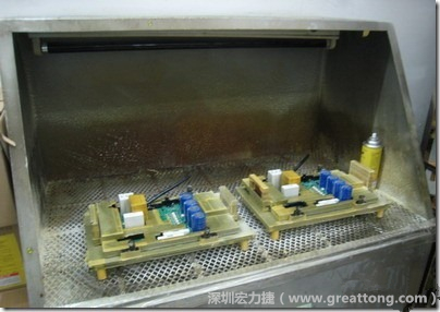 使用噴涂(Spraying)方式作業(yè)conformal coating時(shí)，需設(shè)備抽真空的設(shè)備，否則噴涂的物質(zhì)會(huì)飄散到空氣當(dāng)中，影響人體的健康。