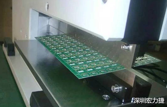 基本上V-Cut就是破壞板子結(jié)構(gòu)的元兇，因?yàn)閂-Cut就是在原來一大張的板材上切出溝槽來，所以V-Cut的地方就容易發(fā)生變形。