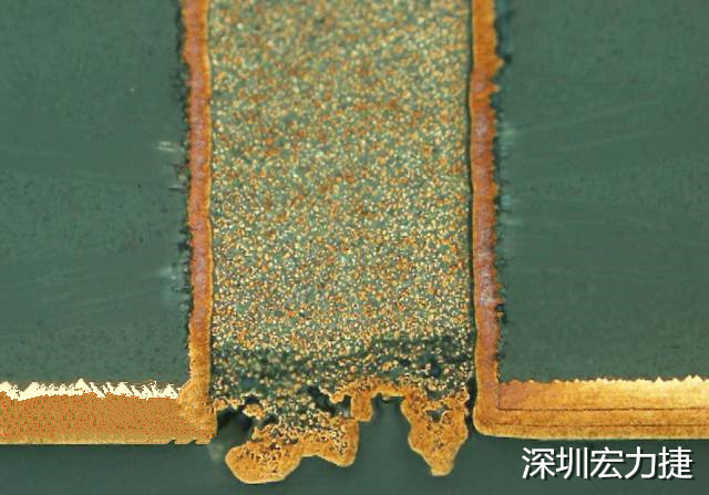 PCB設(shè)計(jì)之導(dǎo)電孔塞孔工藝 導(dǎo)電孔Via hole又名導(dǎo)通孔，為了達(dá)到客戶(hù)要求，導(dǎo)通孔必須塞孔，經(jīng)過(guò)大量的實(shí)踐，改變傳統(tǒng)的鋁片塞孔工藝，用白網(wǎng)完成板面阻焊與塞孔。生產(chǎn)穩(wěn)定，質(zhì)量可靠。