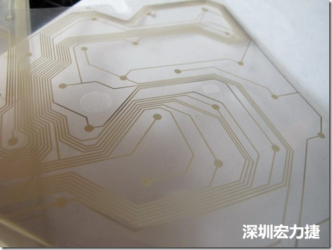 下面第二個圖則是另一片也有著按鍵線路的PTF，當上、下兩面PTF的按鍵結(jié)點互相接觸后就可以計算出是哪個按鍵被按下了。可是當按鍵沒有按下時，上下兩片PTF的線路則是分開的，所以上圖那片PTF的線路上面其實還另外覆蓋了另一層透明的PET作為絕緣層，只露出了需要在鍵盤按下時才會碰觸的接觸點，因為這些材質(zhì)使用的都是Polymer，所以才撐這樣的技術(shù)為Polydome(聚合簧片)。