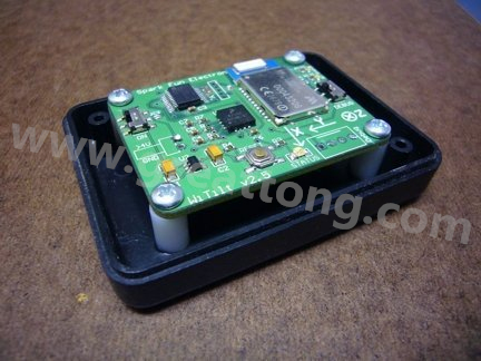 熱熔膠的牢固程度，對于非高振動的應(yīng)用來說已經(jīng)很足夠，而且如果你想要讓盒子另作他途，支架也可以拿掉，用酒精磨擦即可移除熱熔膠。