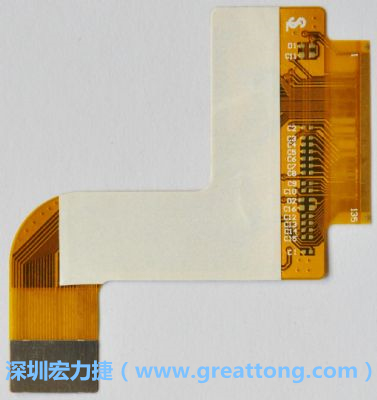 FPCB并非可無限制撓曲，為避免過度撓曲拉扯造成銅箔斷裂，一般在較長條型板材會(huì)貼附補(bǔ)強(qiáng)貼片。