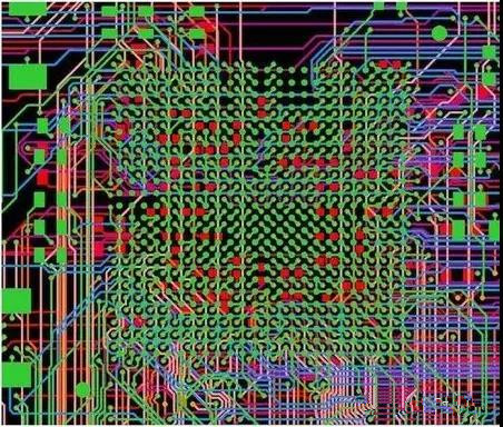 圖18：BGA布線。(頂部)傳統(tǒng)的自動布線器。38個網(wǎng)絡沒有完成布線。(底部)任意角度的拓撲式自動布線器。所有網(wǎng)絡都完成了布線。