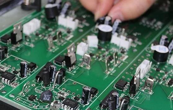 PCBA加工貼片元器件與插件元器件的區(qū)別在哪？